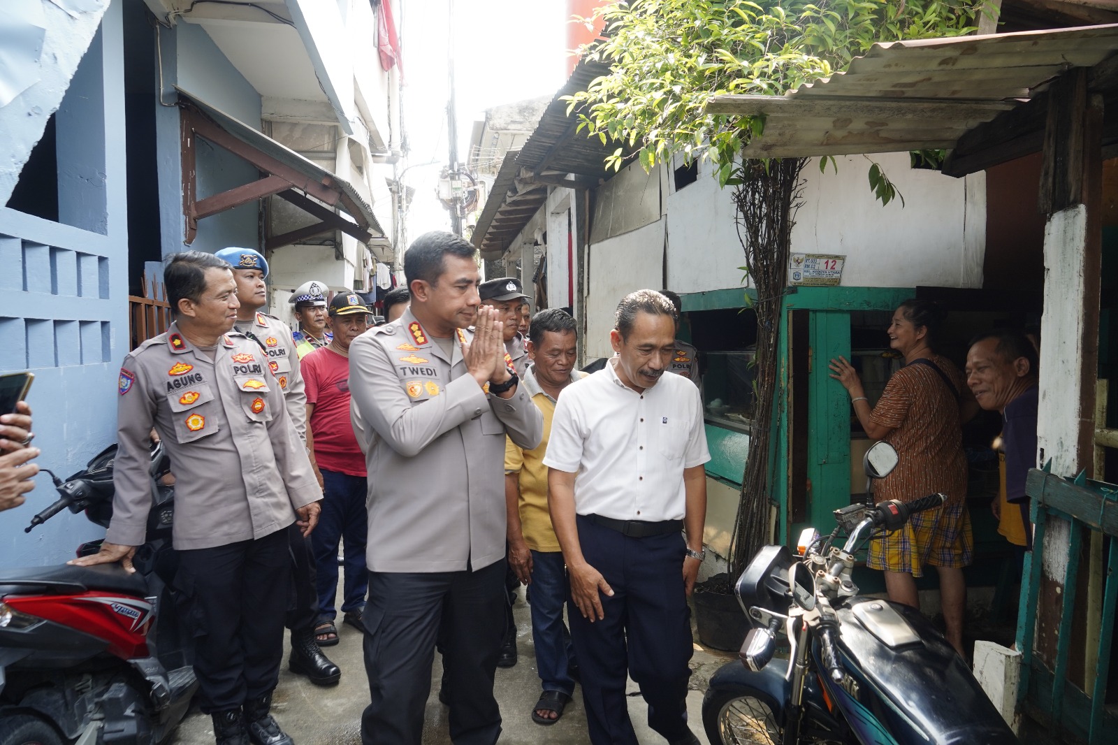 Kapolres Jakbar Turun Langsung Sapa Warga Kedoya Utara, Perkuat Kedekatan Polisi dan Masyarakat